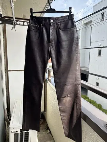 Calvin Klein 다크 브라운 가죽 팬츠