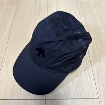 데상트 골프 레인 캡