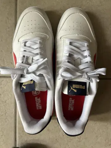 PUMA 화이트/레드 스니커즈