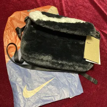 Nike 퍼 숄더백 블랙/화이트