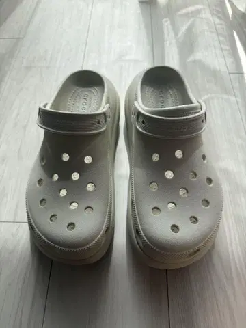 crocs 화이트 클로그 샌들