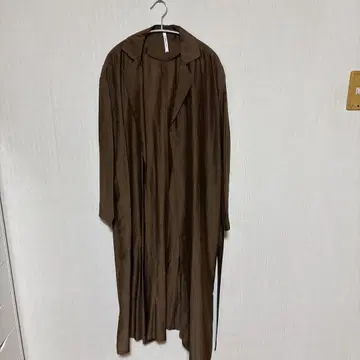 브라운 얇은 소재의 롱 코트 벨트 포함
