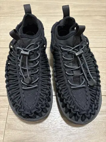 KEEN 블랙 스니커즈