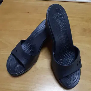 crocs 블랙 샌들 오픈토