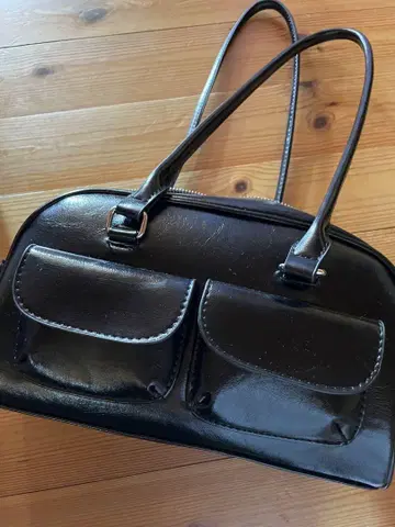 블랙 핸드백 외부 포켓 부착
