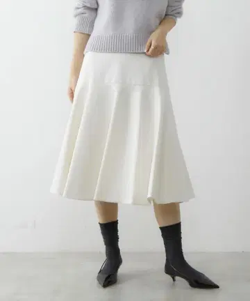 화이트 플레어 스커트 마르티니크