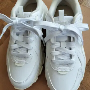 Puma 화이트 스니커즈