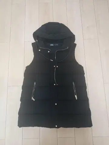 ZARA 블랙 다운 베스트 후드 부착