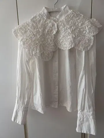 꽃무늬 탈부착 칼라 꽃 모티브 숄 코튼 화이트 긴팔 셔츠