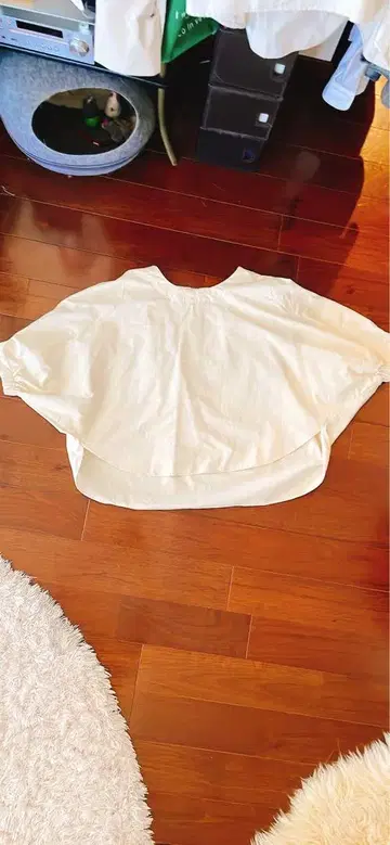 크림색 벌룬 슬리브 루즈핏 블라우스 탄탄한 원단