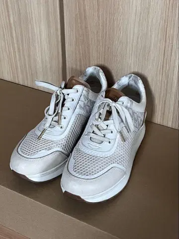 MICHAEL KORS 베이지 스니커즈