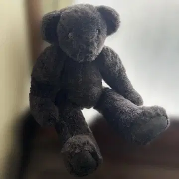 진한 브라운색 곰 봉제 인형