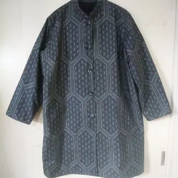 블랙 오시마 명주 거북이 등껍질 패턴 안감 부착 스탠드 칼라 롱 코트