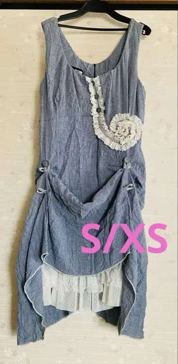 슬리브리스 무릎 기장 원피스 블루 프릴 포함
