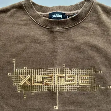 XLARGE 브라운 로고 프린트 맨투맨