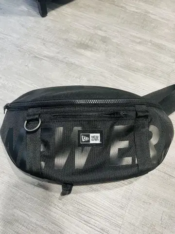 NEW ERA 바디백 블랙