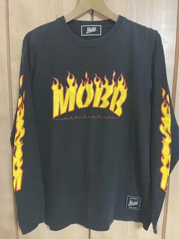 MOBB 파이어 패턴 롱 슬리브 T셔츠