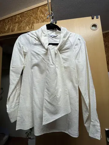 보타이 화이트 긴팔 블라우스