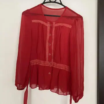 레이스 장식이 있는 빨간색 긴팔 블라우스
