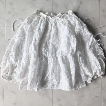 러브 부티크 모자 꽁지 컷 자카드 리본 슬리브 블라우스 화이트