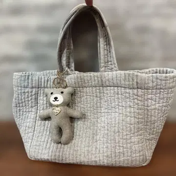 그레이 퀼팅 토트백 곰 참 포함