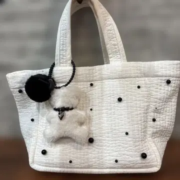 화이트 토트백 비즈 장식 포함
