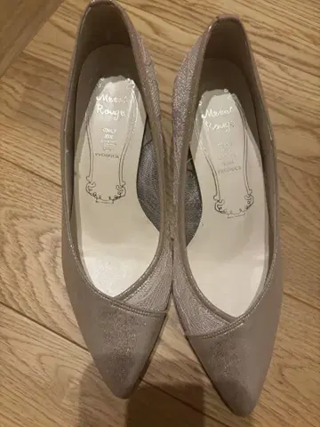 메타 루지 베이지 스틸레토 펌프스