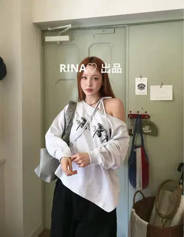 DIAGONAL 비대칭 오프숄더 플라워 프린트 맨투맨