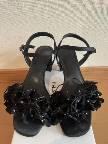 RANDA 미니 리본 프릴 힐 샌들