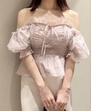 snidel 개더 프릴 오프숄더 블라우스