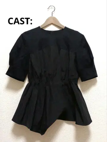 CAST: 캐스트 페플럼 티셔츠 블랙