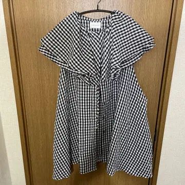 볼륨 프릴 카라 블라우스 라벨에튀드