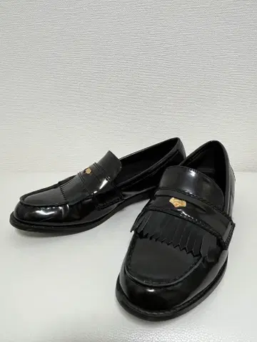 인기 새상품급 ZARA 에나멜 느낌 프린지 로퍼 25cm 블랙
