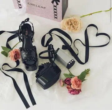 CHELEAP 카구라 히나코 한정판 콜라보 글리터 프릴 샌들