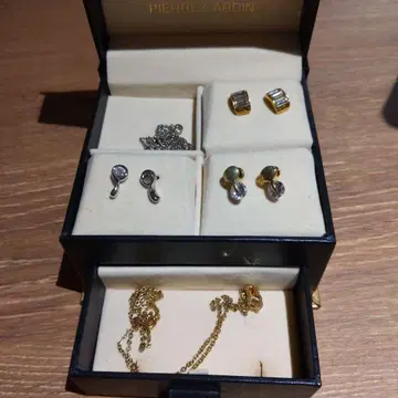 Pierre Cardin 포함 골드 귀걸이와 목걸이