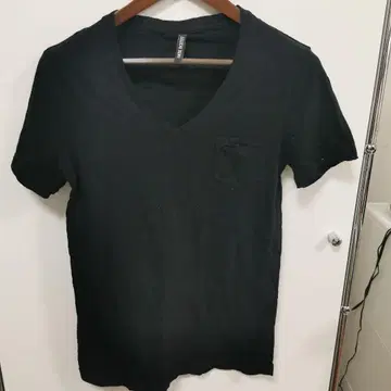 닐 바렛 블랙 V넥 티셔츠