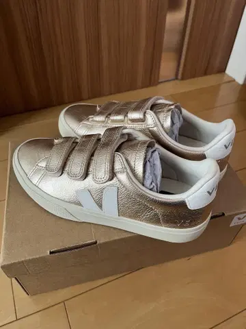 VEJA 골드 RECIFE LEATHER 스니커즈