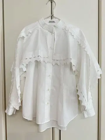 SNIDEL 프릴 장식 화이트 긴팔 셔츠 스칼라 케이프 블라우스