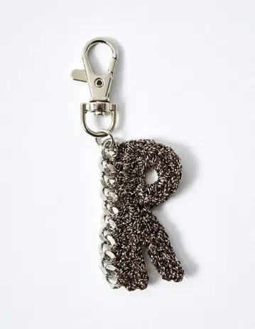 RUMCHE R Letter Bond Yarn Charm / gold