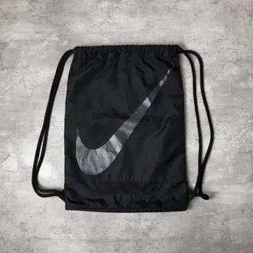 NIKE 올 블랙 빅 스우시 드로우 스트링 백 냅색