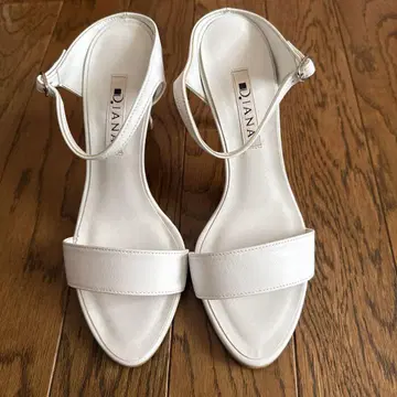 새상품 다이애나 DIANA 화이트 스트랩 샌들 23.5cm