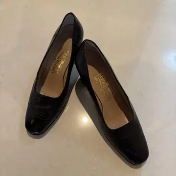 Ferragamo 블랙 악어 무늬 펌프스