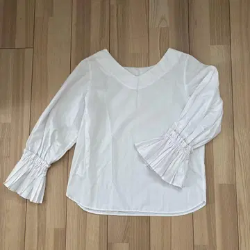 레이빔즈 화이트 V넥 셔츠 플레어 소매