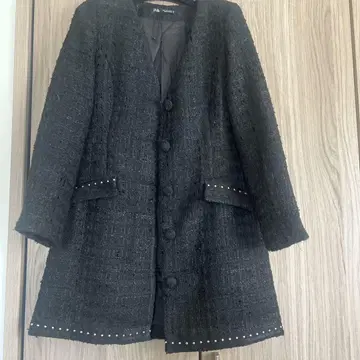 ZARA 스터드 장식 블랙 노카라 자켓