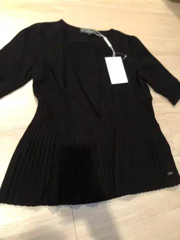 페라가모 새상품 플리츠 디자인 니트탑