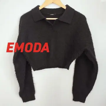EMODA 숏 기장 니트 스웨터 블랙 카라 부착