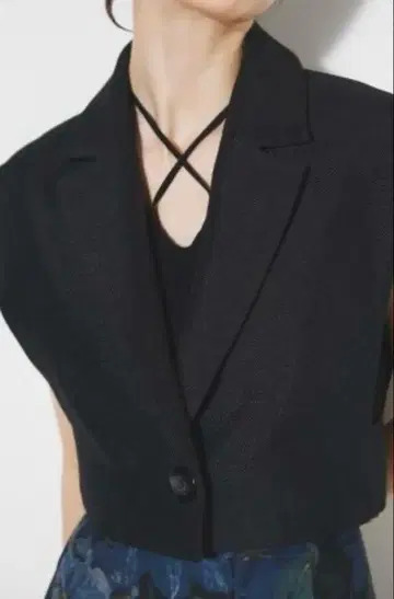숏 기장 블랙 베스트 어깨 패드 포함