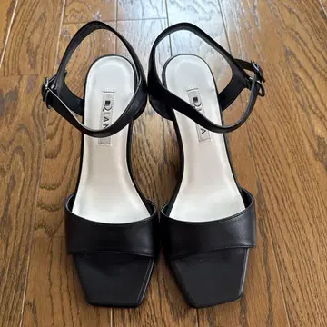 새상품 다이애나 DIANA 블랙 스트랩 샌들 힐 블랙 23.5cm