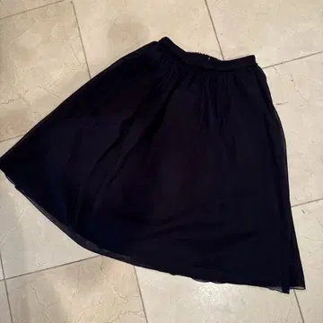 MACPHEE 블랙 샤샤 스커트 무릎 기장