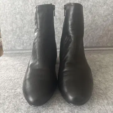 블랙 가죽 숏부츠 중간 힐